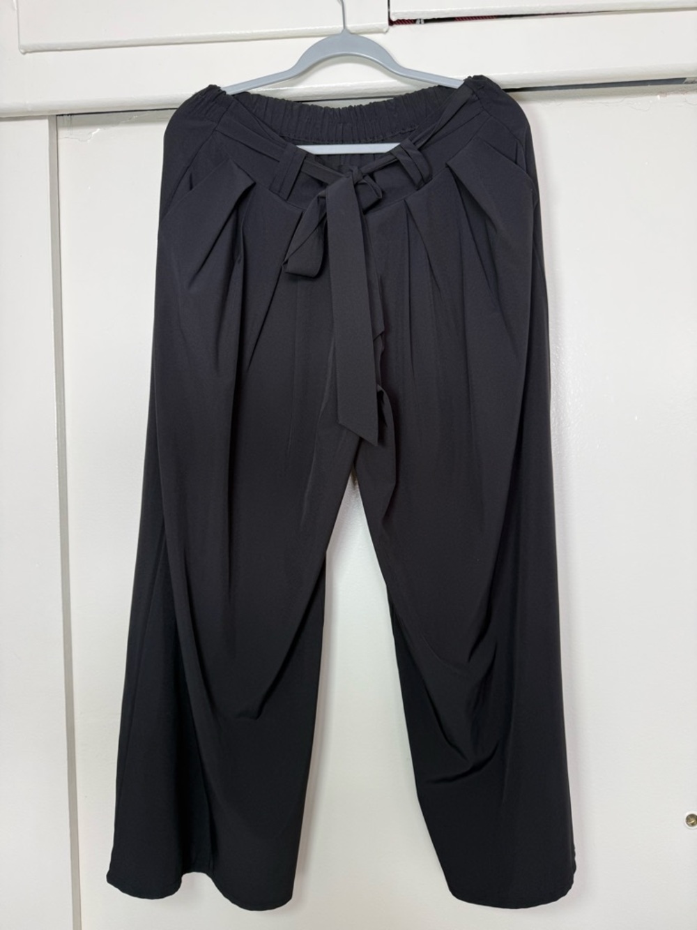 Black Wide-leg Pleated Tie-Waist Pants